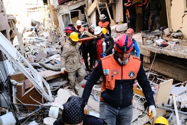 Động đất ở Thổ Nhĩ Kỳ: Nữ sinh 16 tuổi, bé 2 tuổi được giải cứu sau 80 giờ mắc kẹt dưới đống đổ nát - Ảnh 1.