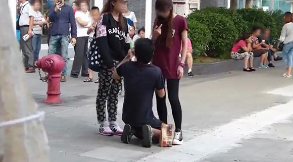 Xin lỗi bạn gái nhiều lần không được, chàng trai có hành động lạ giữa đường phố mặc kệ bao người nhìn - Ảnh 4. Xin lỗi bạn gái nhiều lần không được, chàng trai có hành động lạ giữa đường phố mặc kệ bao người nhìn - Ảnh 4.