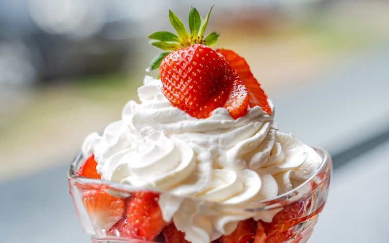 Heavy cream khác whipping cream ở chỗ nào? Nguyên liệu làm socola dùng kem nào tốt hơn? - Ảnh 1.