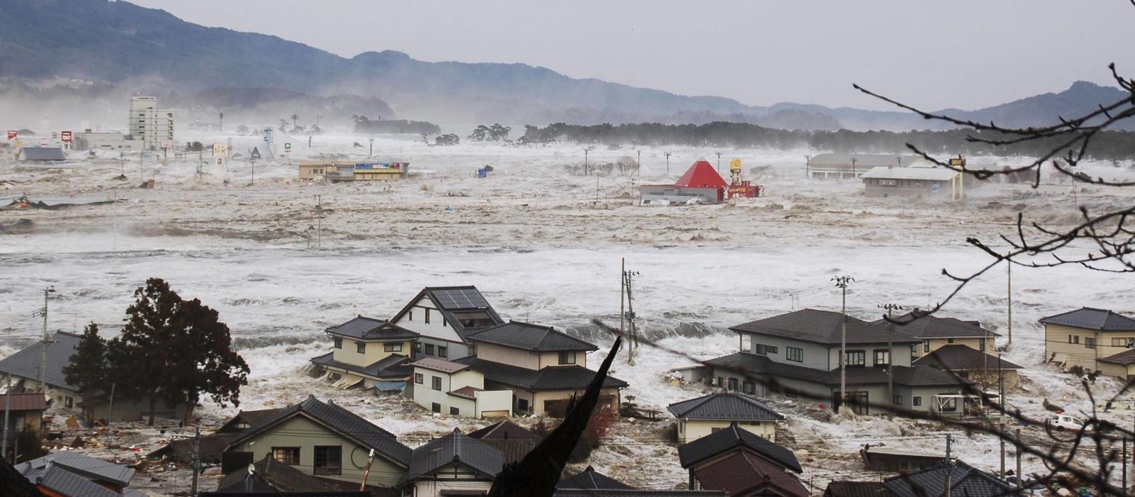 Một cá nhân tặng 120 thỏi vàng hỗ trợ sau động đất sóng thần ở Nhật Bản - Ảnh 1.
