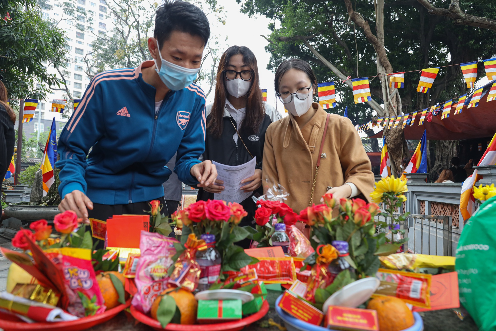 Trước Valentine, chùa Hà lại đông đúc bạn trẻ kéo đến cầu duyên - Ảnh 4.