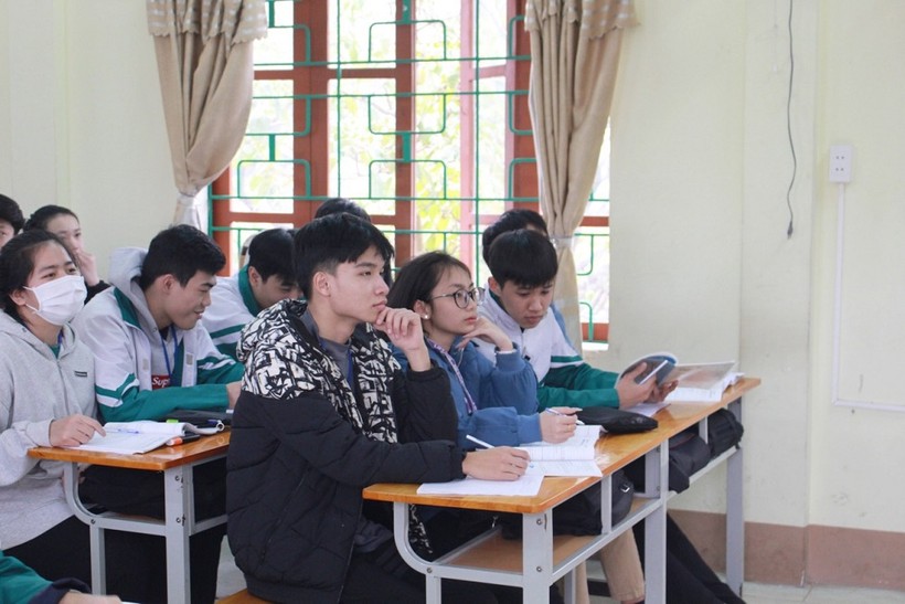 Hối hả ôn tập trước Kỳ thi tốt nghiệp THPT - Ảnh 1. Hối hả ôn tập trước Kỳ thi tốt nghiệp THPT - Ảnh 1.