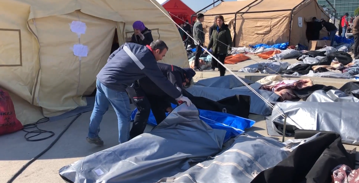 Cơn ác mộng sau thảm họa động đất Thổ Nhĩ Kỳ-Syria: Cay đắng bật khóc mở từng túi đựng thi thể tìm người thân, bãi đậu xe thành nhà xác - Ảnh 2.