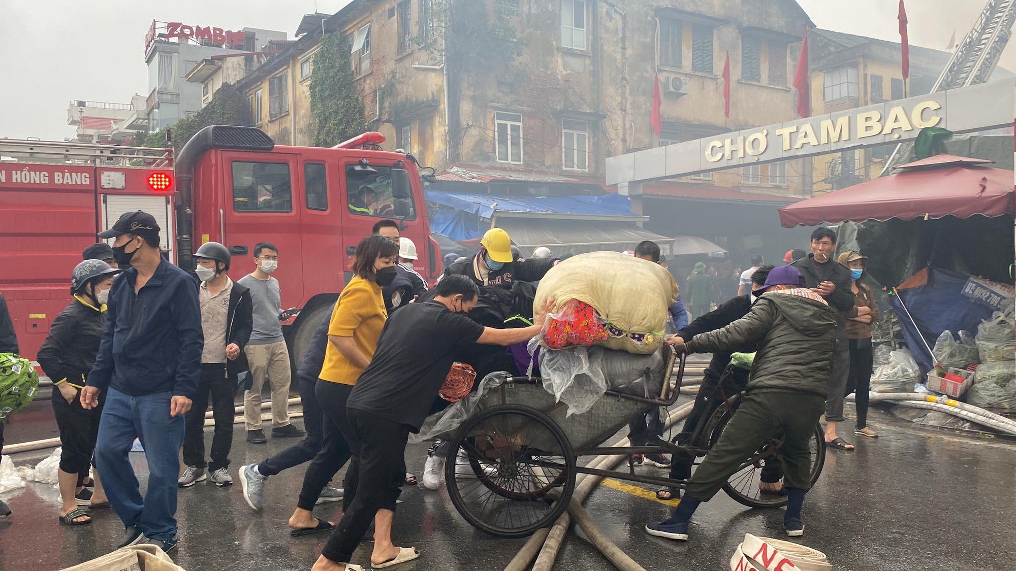 Đang cháy lớn tại Chợ Đổ (Tam Bạc) Hải Phòng, tiểu thương khuân hàng 'chạy lửa' - Ảnh 4.