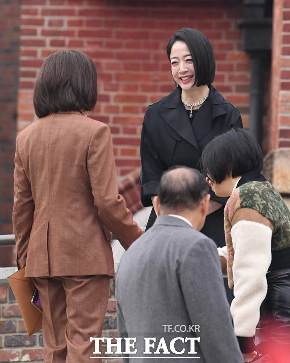 Lee Young Ae gây sốt ở đám cưới gia tộc Hyundai, ai dè bị khí chất của nữ MC kiêm con dâu nức tiếng giới tài phiệt đè bẹp - Ảnh 9.