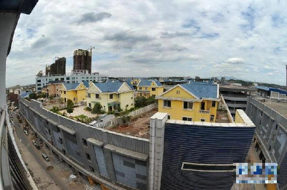 25 căn biệt thự tọa lạc trên nóc trung tâm thương mại 20.000m2: Không hề được cấp giấy phép xây dựng nhưng vẫn chưa dỡ bỏ vì điều này - Ảnh 2. 25 căn biệt thự tọa lạc trên nóc trung tâm thương mại 20.000m2: Không hề được cấp giấy phép xây dựng nhưng vẫn chưa dỡ bỏ vì điều này - Ảnh 2.