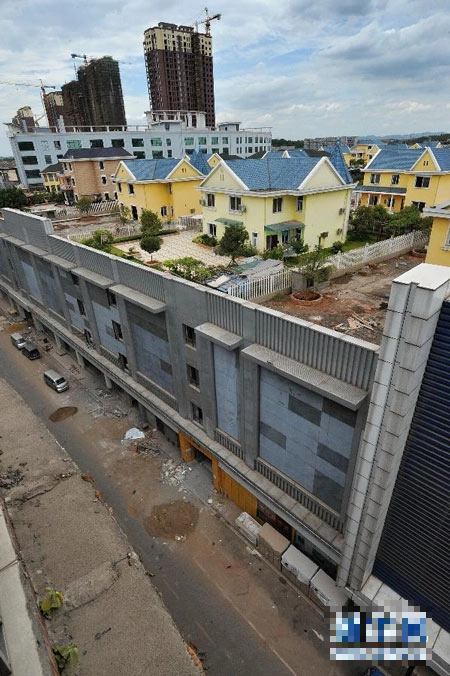 25 căn biệt thự tọa lạc trên nóc trung tâm thương mại 20.000m2: Không hề được cấp giấy phép xây dựng nhưng vẫn chưa dỡ bỏ vì điều này - Ảnh 4. 25 căn biệt thự tọa lạc trên nóc trung tâm thương mại 20.000m2: Không hề được cấp giấy phép xây dựng nhưng vẫn chưa dỡ bỏ vì điều này - Ảnh 4.
