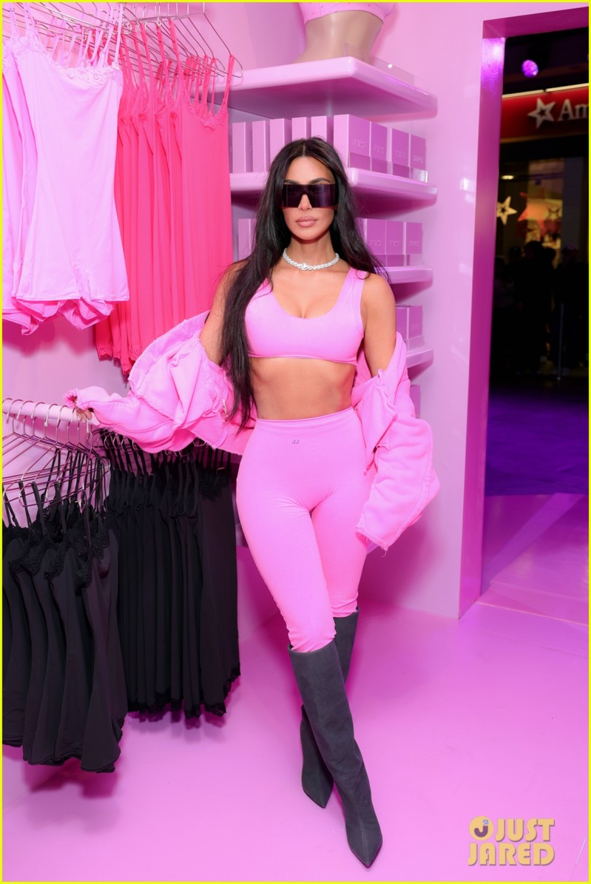 Kim Kardashian khoe body nóng bỏng với sắc hồng nổi bật - Ảnh 4.