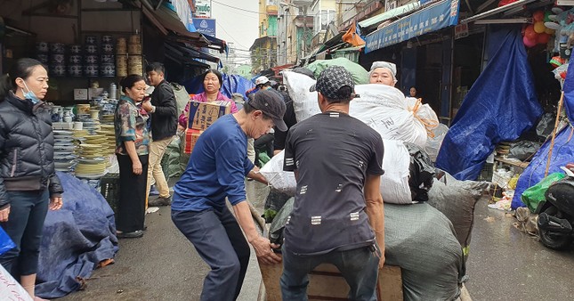 Cập nhật mới nhất từ hiện trường vụ cháy chợ nông sản lớn nhất Hải Phòng - Ảnh 2.