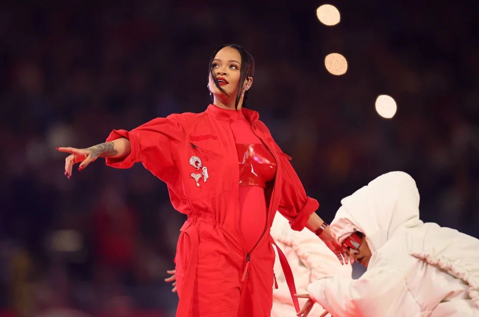 Trọn vẹn màn biểu diễn của nữ tỉ phú kem trộn Rihanna ở Super Bowl: Mang bầu vẫn quẩy cực sung, gây sốt khi kẻ mắt ngay trên sân khấu! - Ảnh 2.