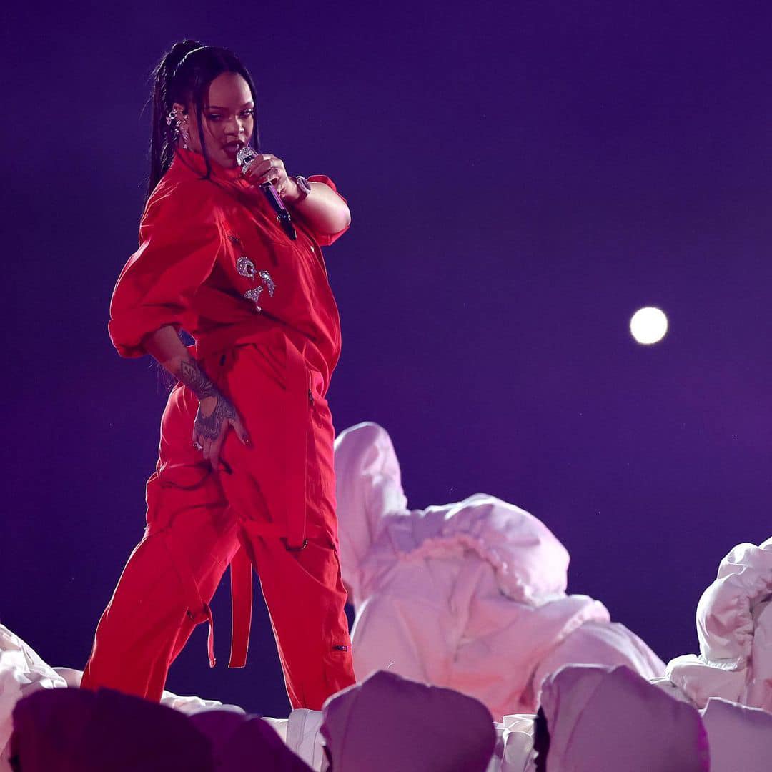 Vẫn là Rihanna chất đét: Thản nhiên quảng cáo mỹ phẩm trên sân khấu, xem phản ứng netizen mới bất ngờ - Ảnh 2.