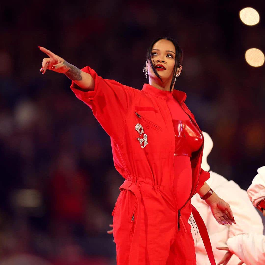 Vẫn là Rihanna chất đét: Thản nhiên quảng cáo mỹ phẩm trên sân khấu, xem phản ứng netizen mới bất ngờ - Ảnh 1.