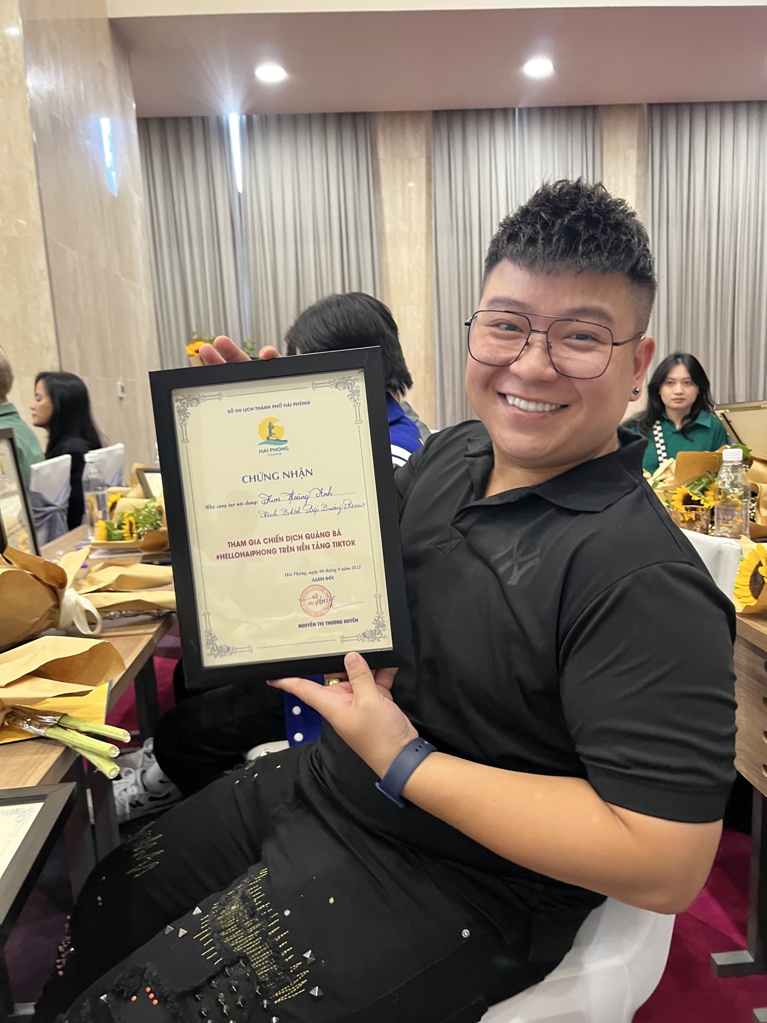 Bếp Trưởng Review: L&agrave;m 9 tiếng, l&ecirc;n video chỉ 1 ph&uacute;t  - Ảnh 2.