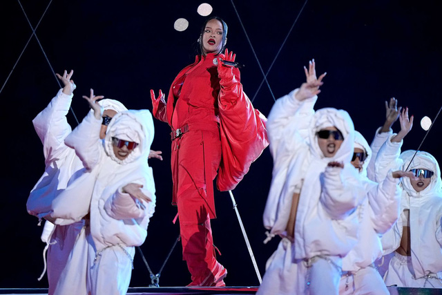 Trọn vẹn màn biểu diễn của nữ tỉ phú kem trộn Rihanna ở Super Bowl: Mang bầu vẫn quẩy cực sung, gây sốt khi kẻ mắt ngay trên sân khấu! - Ảnh 13.
