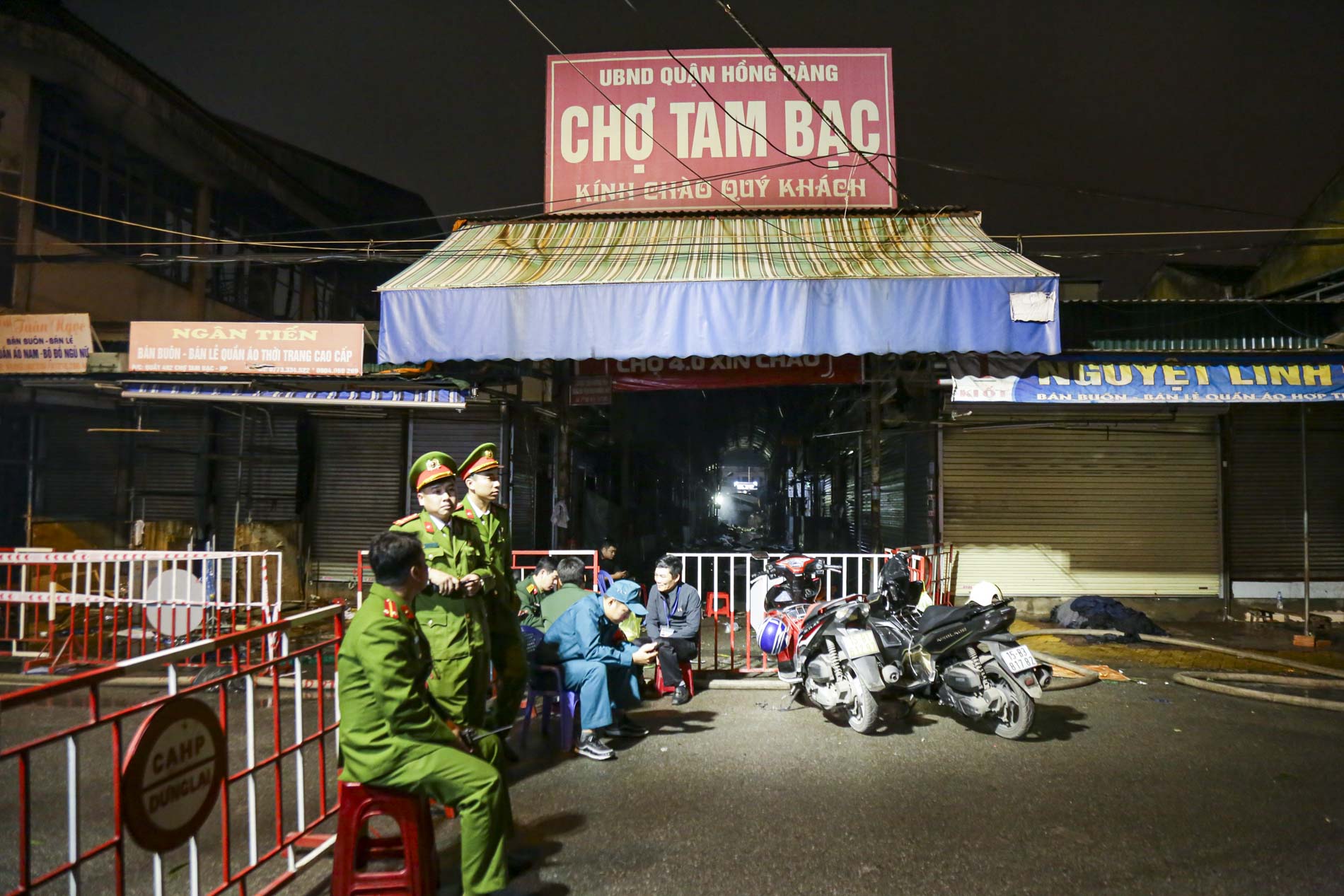 Ảnh: Xuyên đêm bảo vệ hiện trường, chống “lửa tái phát” tại chợ Tam Bạc lớn nhất Hải Phòng - Ảnh 4.