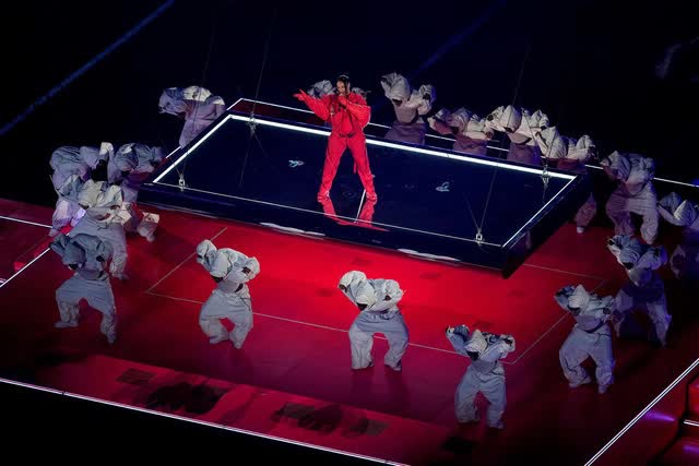 Trọn vẹn màn biểu diễn của nữ tỉ phú kem trộn Rihanna ở Super Bowl: Mang bầu vẫn quẩy cực sung, gây sốt khi kẻ mắt ngay trên sân khấu! - Ảnh 12.