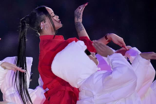 Trọn vẹn màn biểu diễn của nữ tỉ phú kem trộn Rihanna ở Super Bowl: Mang bầu vẫn quẩy cực sung, gây sốt khi kẻ mắt ngay trên sân khấu! - Ảnh 11.