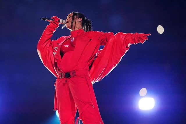 Trọn vẹn màn biểu diễn của nữ tỉ phú kem trộn Rihanna ở Super Bowl: Mang bầu vẫn quẩy cực sung, gây sốt khi kẻ mắt ngay trên sân khấu! - Ảnh 10.