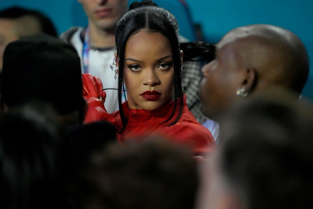 Trọn vẹn màn biểu diễn của nữ tỉ phú kem trộn Rihanna ở Super Bowl: Mang bầu vẫn quẩy cực sung, gây sốt khi kẻ mắt ngay trên sân khấu! - Ảnh 9.