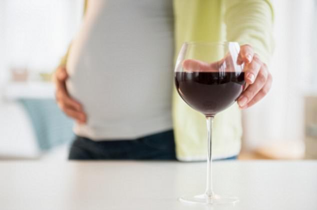 Uống rượu khi mang bầu, thai nhi sẽ bị mũi hếch và ngắn? - Ảnh 1.