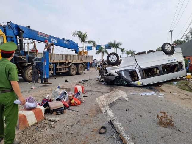 Hiện trường vụ tai nạn kinh hoàng khiến 8 người tử vong ở Quảng Nam - Ảnh 7.