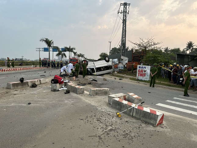 Hiện trường vụ tai nạn kinh hoàng khiến 8 người tử vong ở Quảng Nam - Ảnh 8.
