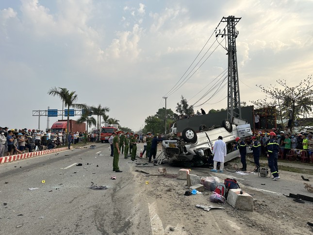 Hiện trường vụ tai nạn kinh hoàng khiến 8 người tử vong ở Quảng Nam - Ảnh 3.