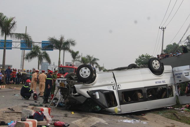 Hiện trường vụ tai nạn kinh hoàng khiến 8 người tử vong ở Quảng Nam - Ảnh 4.