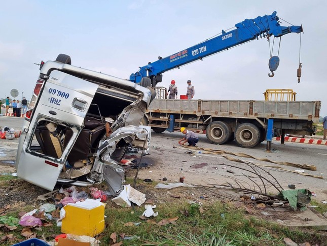 Hiện trường vụ tai nạn kinh hoàng khiến 8 người tử vong ở Quảng Nam - Ảnh 9.