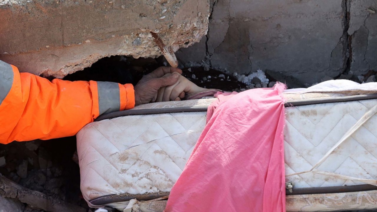 Đằng sau bức hình ám ảnh trong động đất ở Thổ Nhĩ Kỳ: &quot;Tôi không thể cứu con gái&quot; - Ảnh 2.