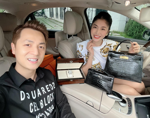 Đăng Khôi chuẩn chồng nhà người ta, chi 130 triệu mua dép hiệu tặng bà xã ngày Valentine - Ảnh 5. Đăng Khôi chuẩn chồng nhà người ta, chi 130 triệu mua dép hiệu tặng bà xã ngày Valentine - Ảnh 5.