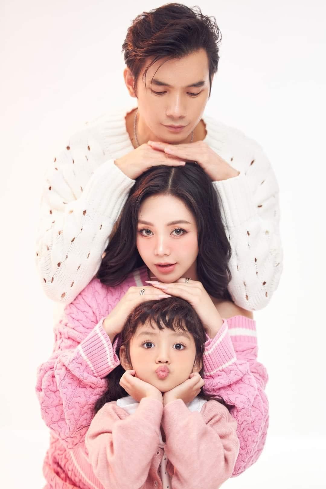Bộ ảnh ngọt ngào hé lộ happy ending của Quỳnh Kool - Nhan Phúc Vinh trong Đừng làm mẹ cáu - Ảnh 1. Bộ ảnh ngọt ngào hé lộ happy ending của Quỳnh Kool - Nhan Phúc Vinh trong Đừng làm mẹ cáu - Ảnh 1.