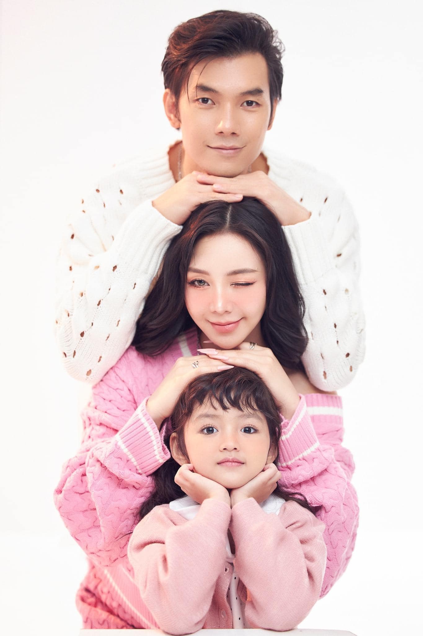 Bộ ảnh ngọt ngào hé lộ happy ending của Quỳnh Kool - Nhan Phúc Vinh trong Đừng làm mẹ cáu - Ảnh 2. Bộ ảnh ngọt ngào hé lộ happy ending của Quỳnh Kool - Nhan Phúc Vinh trong Đừng làm mẹ cáu - Ảnh 2.