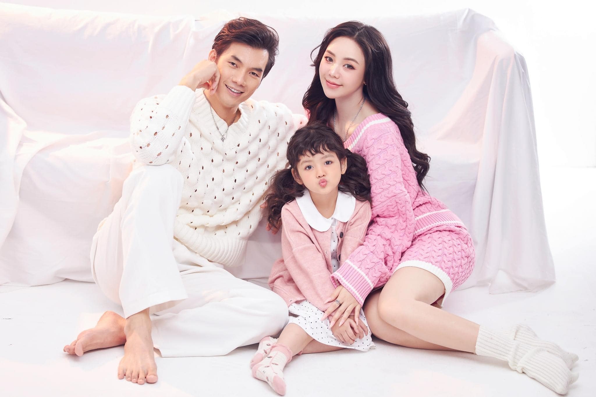 Bộ ảnh ngọt ngào hé lộ happy ending của Quỳnh Kool - Nhan Phúc Vinh trong Đừng làm mẹ cáu - Ảnh 3. Bộ ảnh ngọt ngào hé lộ happy ending của Quỳnh Kool - Nhan Phúc Vinh trong Đừng làm mẹ cáu - Ảnh 3.