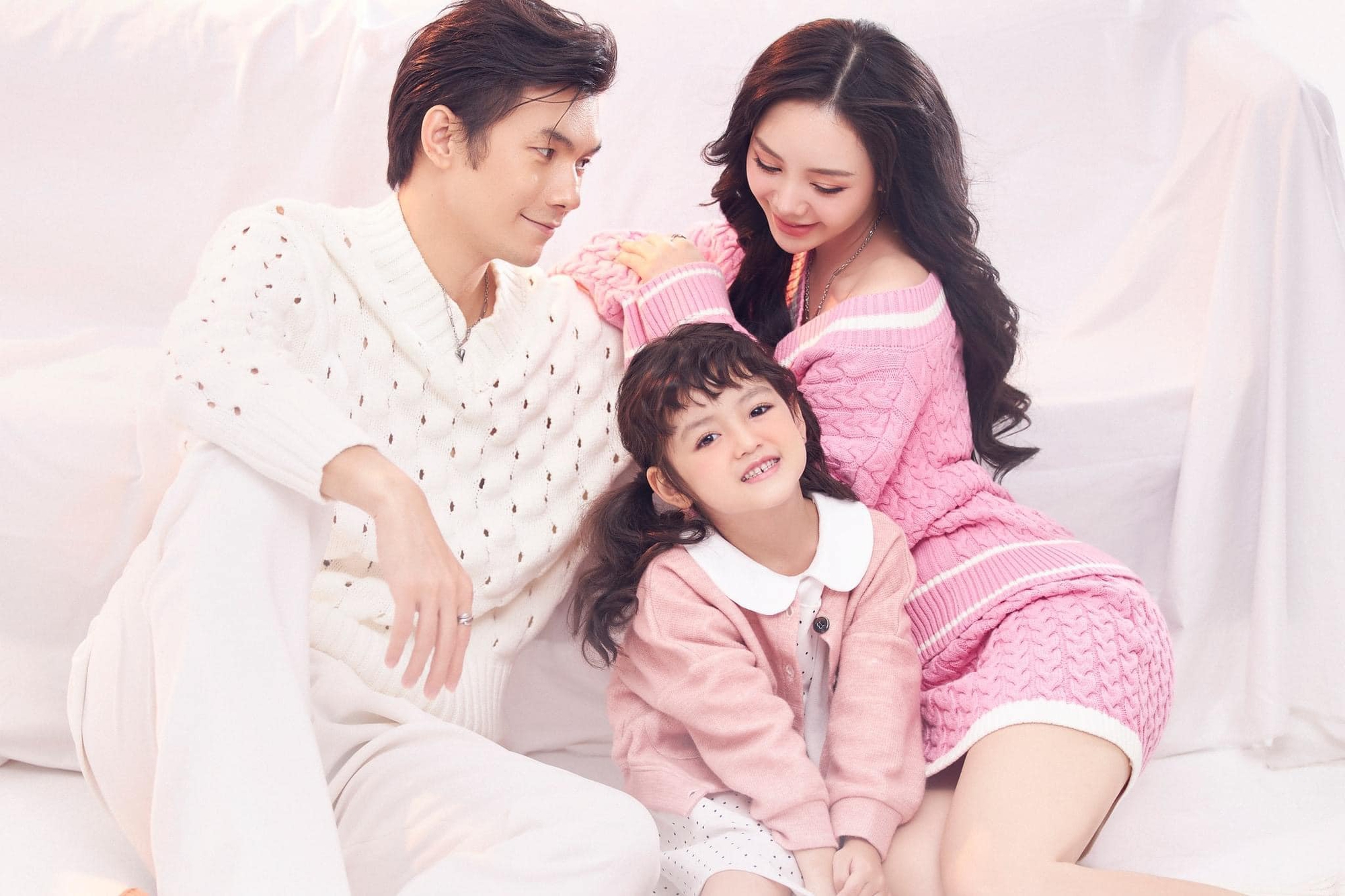 Bộ ảnh ngọt ngào hé lộ happy ending của Quỳnh Kool - Nhan Phúc Vinh trong Đừng làm mẹ cáu - Ảnh 5. Bộ ảnh ngọt ngào hé lộ happy ending của Quỳnh Kool - Nhan Phúc Vinh trong Đừng làm mẹ cáu - Ảnh 5.