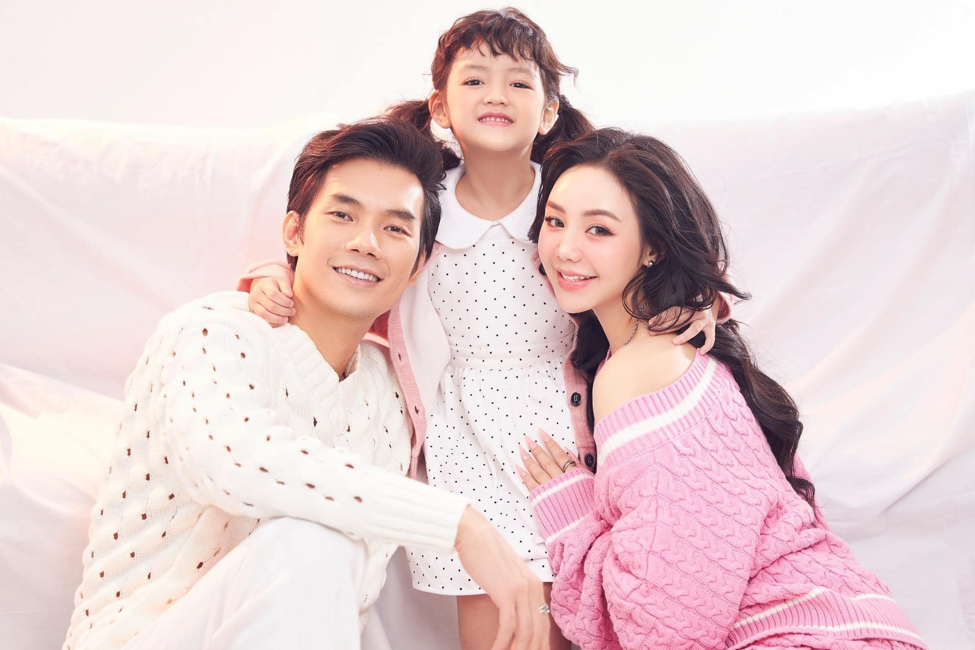 Bộ ảnh ngọt ngào hé lộ happy ending của Quỳnh Kool - Nhan Phúc Vinh trong Đừng làm mẹ cáu - Ảnh 6. Bộ ảnh ngọt ngào hé lộ happy ending của Quỳnh Kool - Nhan Phúc Vinh trong Đừng làm mẹ cáu - Ảnh 6.