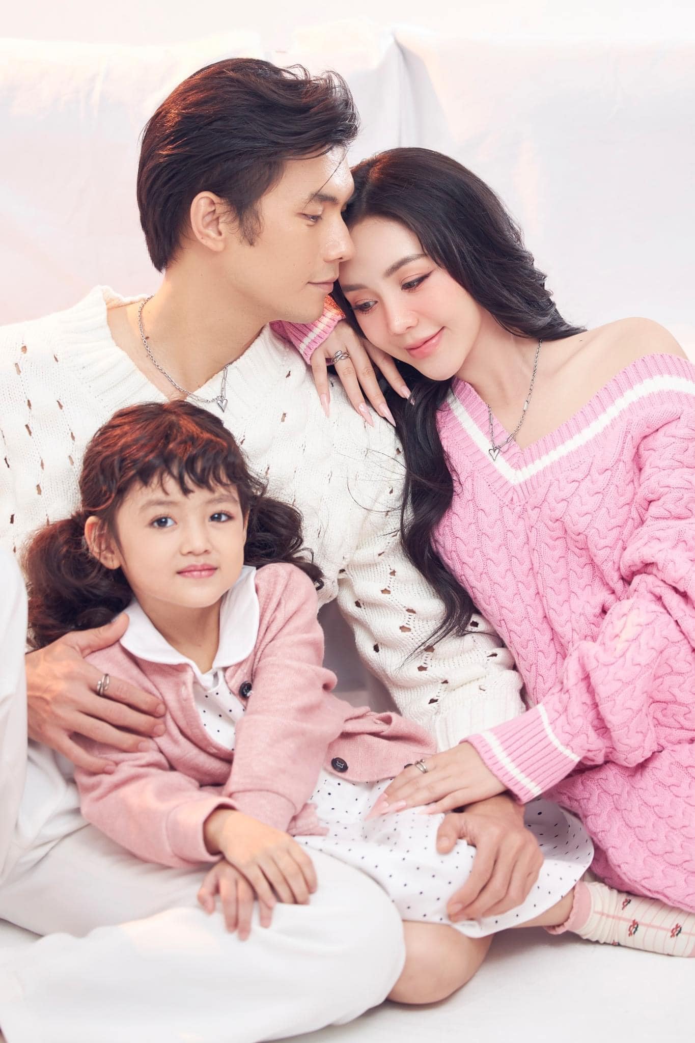Bộ ảnh ngọt ngào hé lộ happy ending của Quỳnh Kool - Nhan Phúc Vinh trong Đừng làm mẹ cáu - Ảnh 9. Bộ ảnh ngọt ngào hé lộ happy ending của Quỳnh Kool - Nhan Phúc Vinh trong Đừng làm mẹ cáu - Ảnh 9.