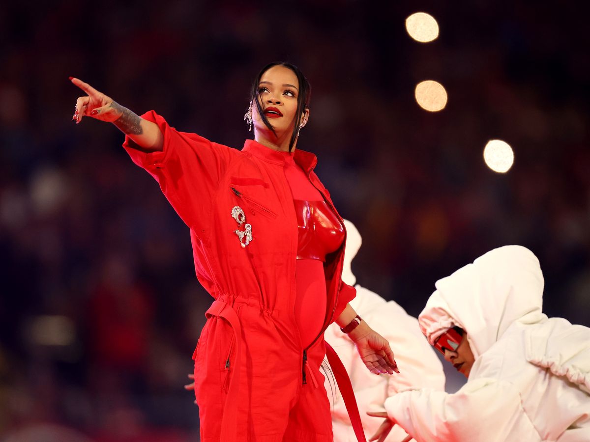 Nữ ca sĩ giàu nhất thế giới Rihanna: Từ những vết thâm tím trên mặt vì bị bạo hành cho tới biểu tượng nữ quyền và nổi loạn của showbiz - Ảnh 7.
