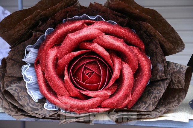 Hoa hồng Valentine, gấu kết từ hoa sáp tràn ngập trên kệ 'ngóng' khách - Ảnh 3.