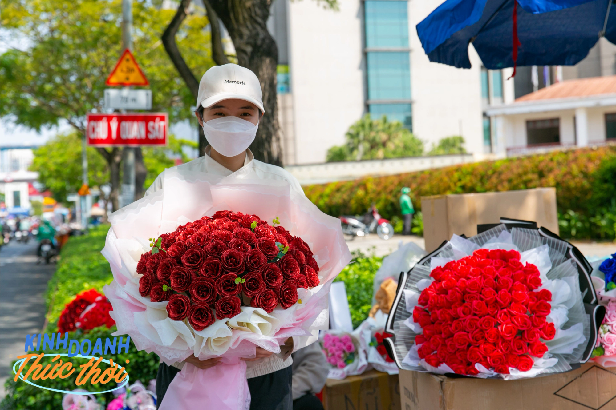 Dân văn phòng bỏ 2 ngày lương đổi lấy chục triệu nhờ bán hoa hồng ngày lễ Tình nhân - Ảnh 4.