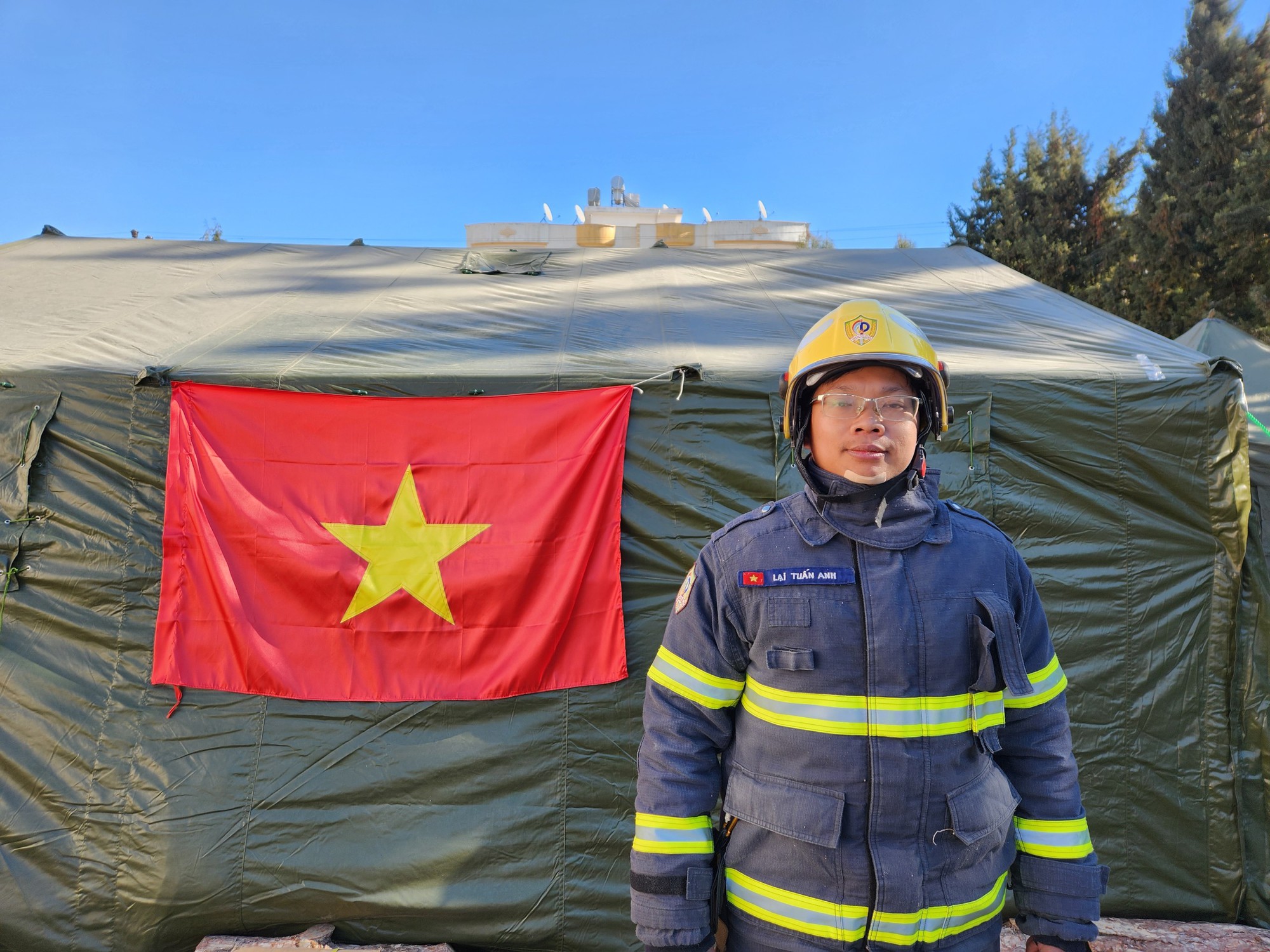 Đoàn CNCH Bộ Công an Việt Nam vừa chuyển đến hiện trường mới: Xác định trong các tòa nhà có hơn 100 nạn nhân - Ảnh 3.