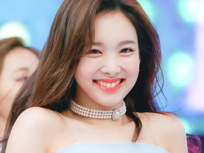 Nayeon bất ngờ thay đổi cặp răng thỏ, khiến netizen vừa mừng vừa tiếc - Ảnh 2.