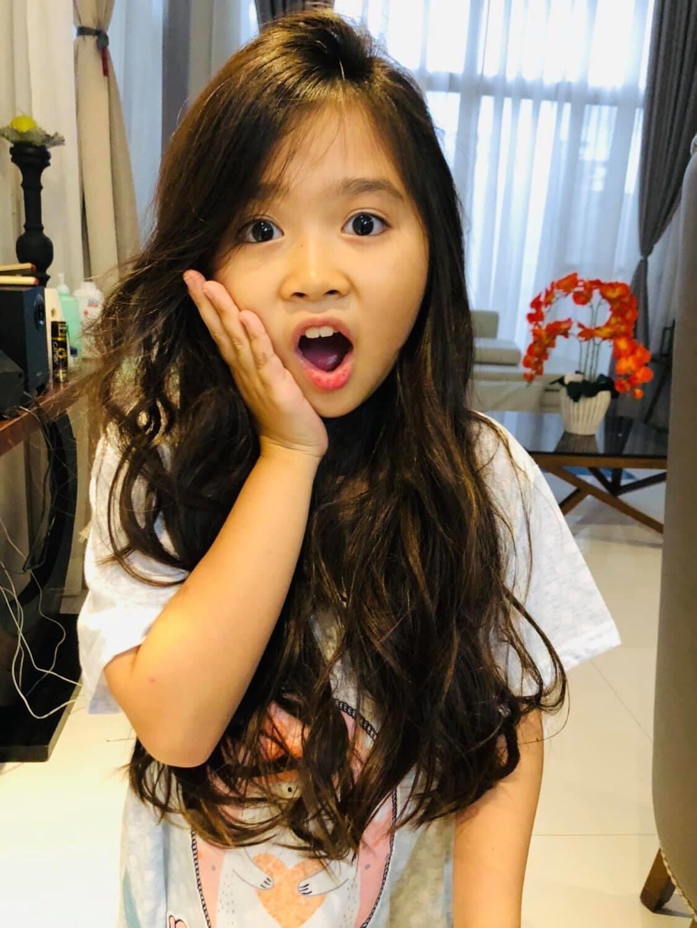 Từng được đại gia Dubai tài trợ cho sống xa hoa, dát đầy hàng hiệu, "thiên thần lai" Hàn Quốc giờ đây gây bất ngờ bởi ngoại hình khác xa lúc nhỏ - Ảnh 6. Từng được đại gia Dubai tài trợ cho sống xa hoa, dát đầy hàng hiệu, "thiên thần lai" Hàn Quốc giờ đây gây bất ngờ bởi ngoại hình khác xa lúc nhỏ - Ảnh 6.