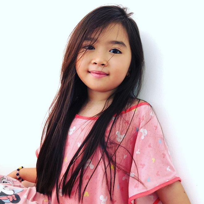 Từng được đại gia Dubai tài trợ cho sống xa hoa, dát đầy hàng hiệu, "thiên thần lai" Hàn Quốc giờ đây gây bất ngờ bởi ngoại hình khác xa lúc nhỏ - Ảnh 7. Từng được đại gia Dubai tài trợ cho sống xa hoa, dát đầy hàng hiệu, "thiên thần lai" Hàn Quốc giờ đây gây bất ngờ bởi ngoại hình khác xa lúc nhỏ - Ảnh 7.
