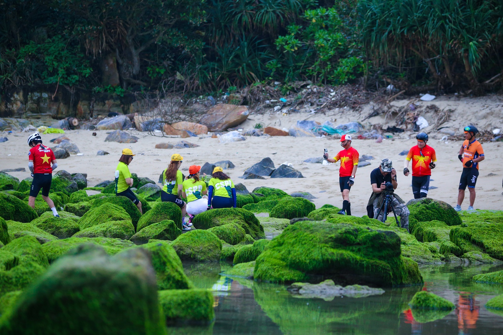 Ảnh: Chen chân chụp ảnh bãi rêu tuyệt đẹp ven biển Đà Nẵng - Ảnh 8.
