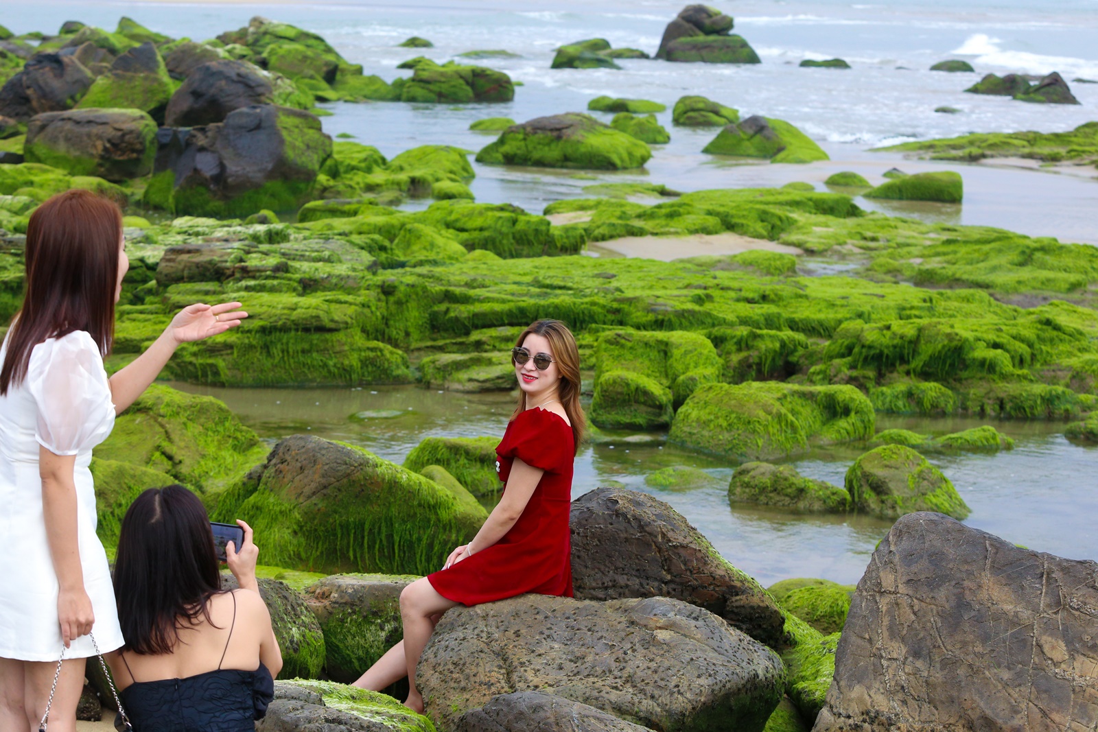 Ảnh: Chen chân chụp ảnh bãi rêu tuyệt đẹp ven biển Đà Nẵng - Ảnh 5.