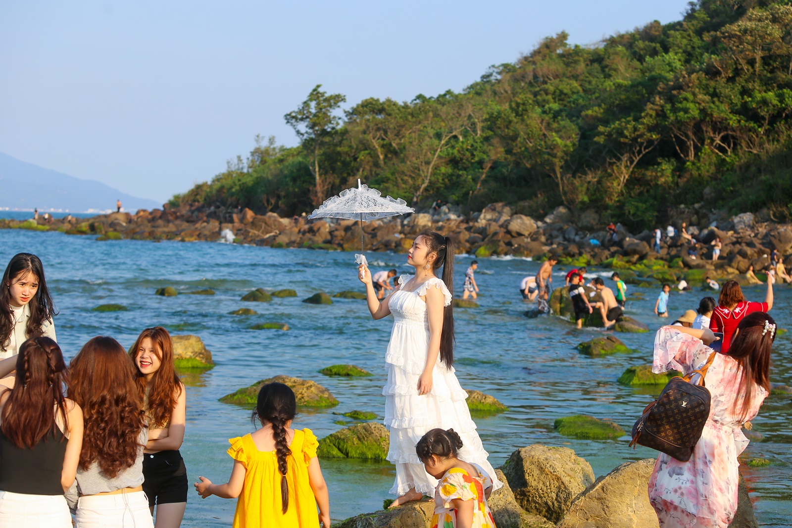 Ảnh: Chen chân chụp ảnh bãi rêu tuyệt đẹp ven biển Đà Nẵng - Ảnh 14.