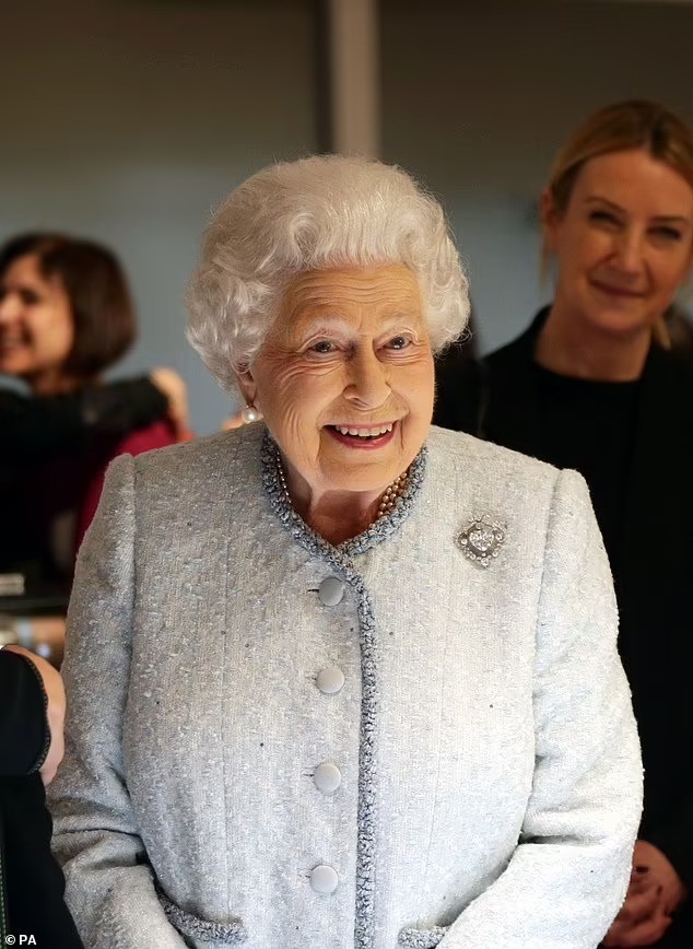 Quyết định bỏ qua viên kim cương 105 carat của Hoàng hậu Camilla - Ảnh 4.