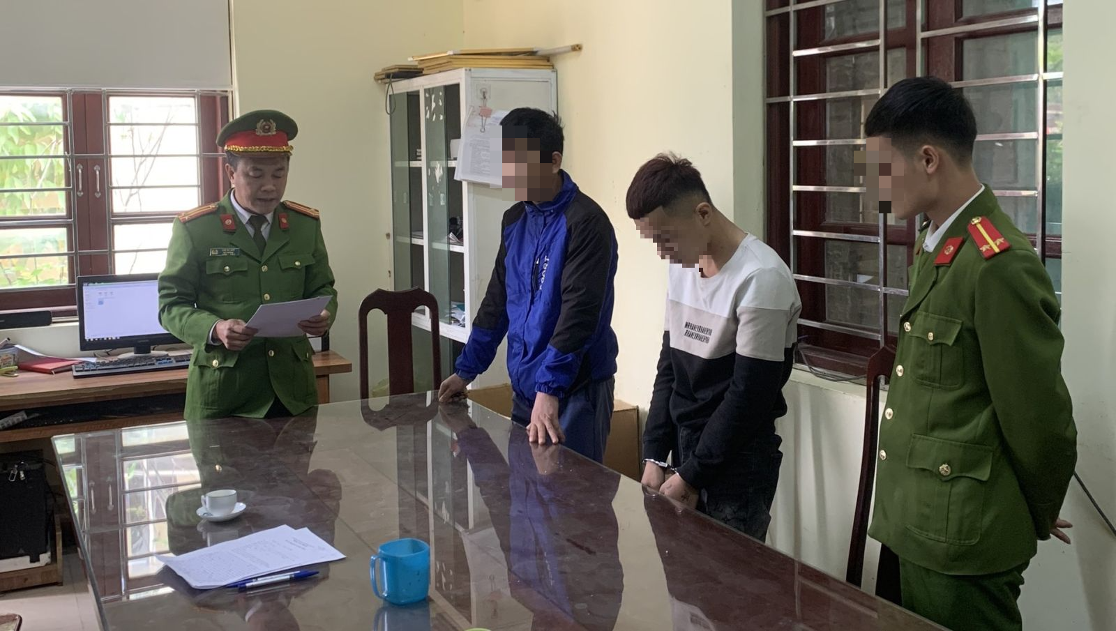 Bắc Giang: Cảnh sát làm rõ thanh niên vụ nữ sinh lớp 7 sinh con trong phòng tắm - Ảnh 1.