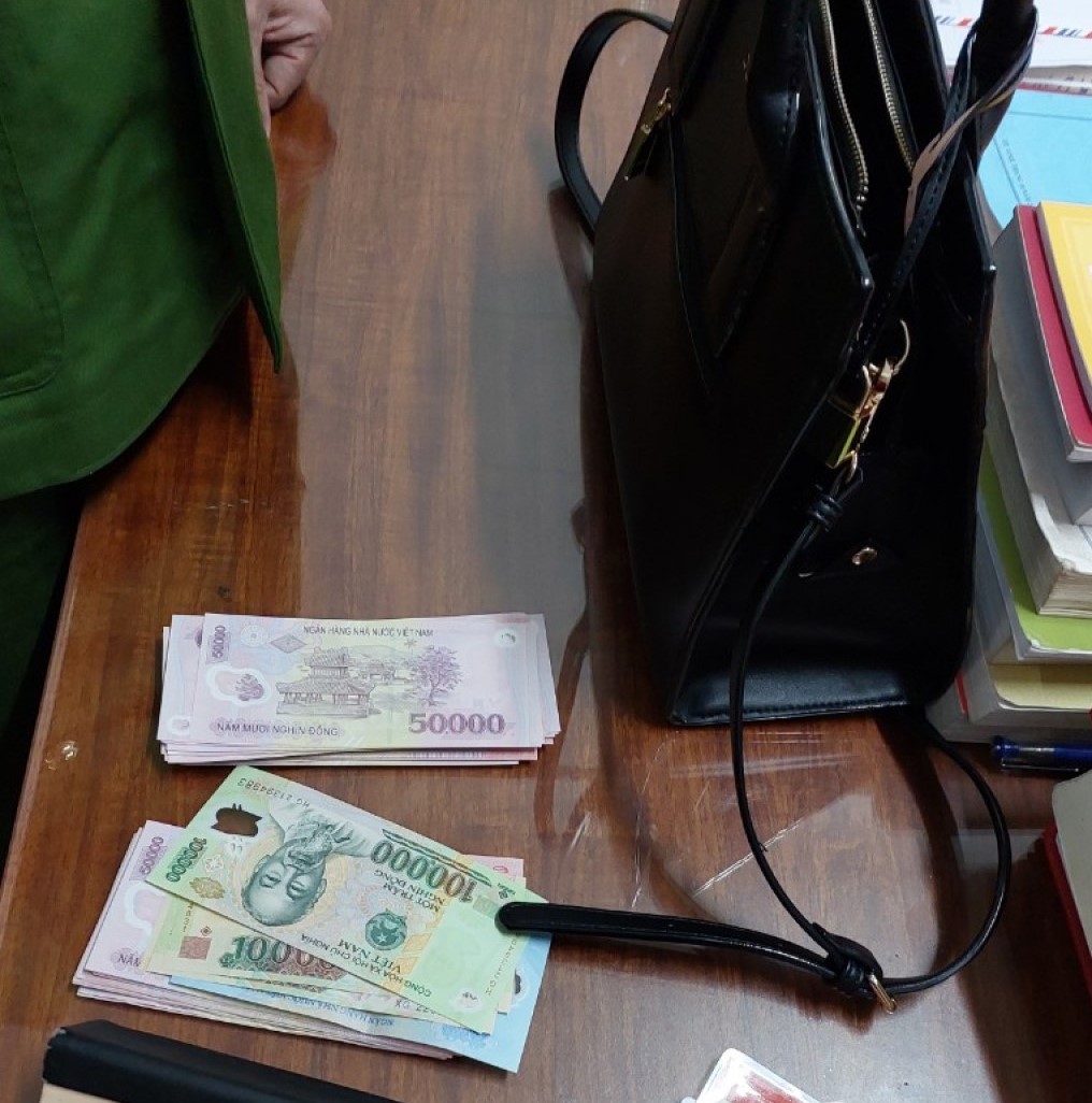 Thanh ni&ecirc;n đẹp trai bị bắt sau khi g&acirc;y ra vụ cướp t&aacute;o tợn - Ảnh 2.